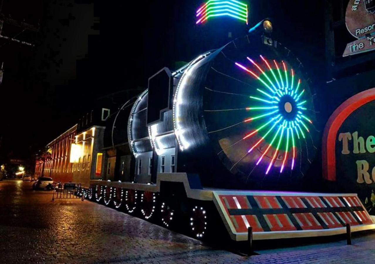 The Train Resort Джомтьен Экстерьер фото